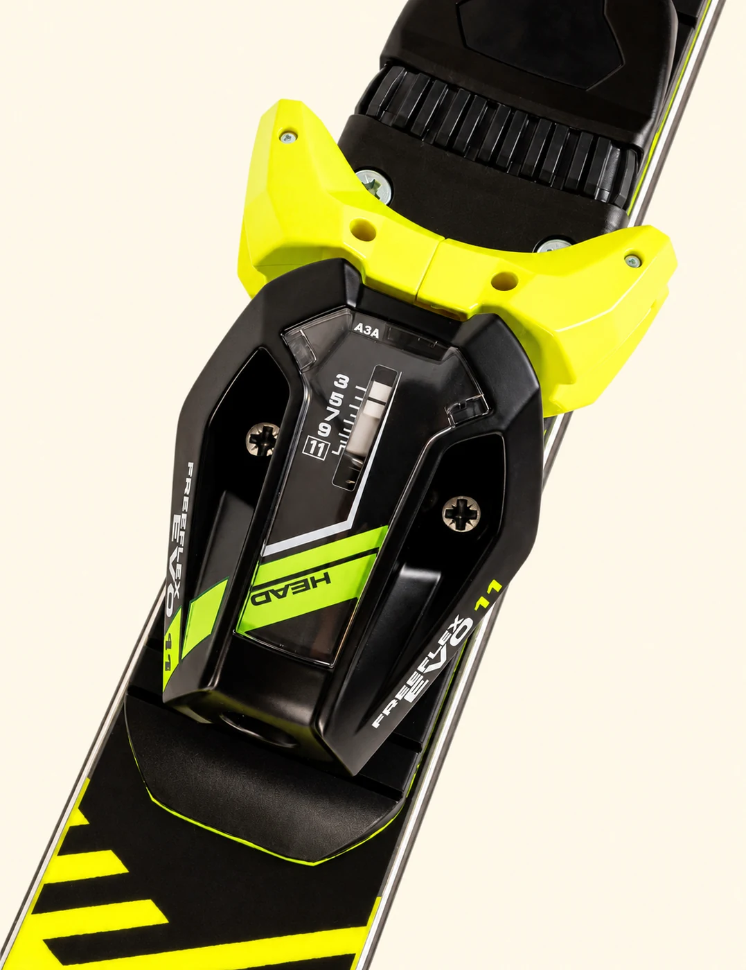 Крупный план крепления HEAD Freeflex Evo 11 на лыже